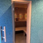 Sauna voor Chaletbouw Opmaat in tuinchalet: deur met kozijn door de wand
